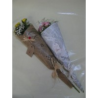 Букет 1 бр. роза, декорирана с гипсофил, нежна зеленина и семпла опаковка Букет 1 бр. роза, декорирана с гипсофил, нежна зеленина и семпла опаковка