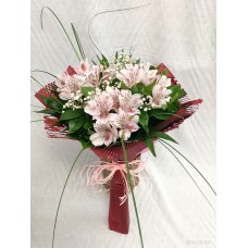 Букет от гипсофил в стилна червена опаковка.Стилен букет с три броя алстромерия.