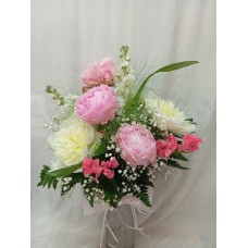 С аромат на пролет. Букет с божури и матиола.