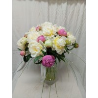 Букет с 33 броя бели и розови божури.