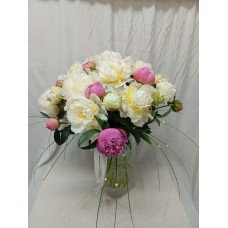 Букет с 33 броя бели и розови божури.