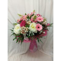 Микс от божури, рози, алстромерия , гербер .