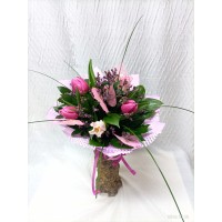 Букет от бели и розови лалета.