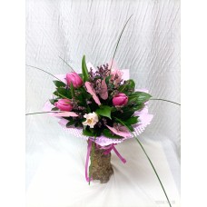 Букет от бели и розови лалета.