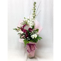 Пролетен букет с фрезия, алстромерия и матиола.