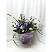 Нежен букет с лилави фрезии и бели лалета.