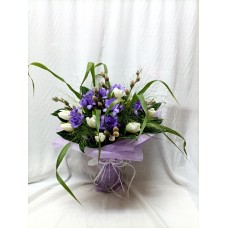 Нежен букет с лилави фрезии и бели лалета.