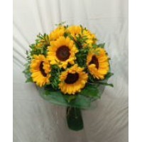 Букет със седем броя слънчогледи.