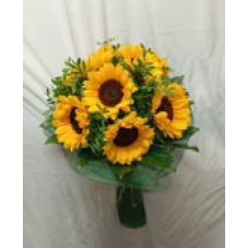 Букет със седем броя слънчогледи.