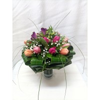 Пролетен букет с лалета и алстромерия