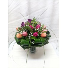 Пролетен букет с лалета и алстромерия