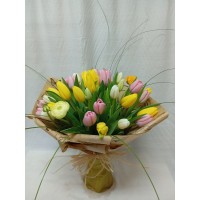 Пъстроцветен пролетен букет с 35 стръка бели, розови и жълти лалета.