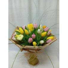 Пъстроцветен пролетен букет с 35 стръка бели, розови и жълти лалета.