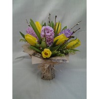 Пролетен букет с 6 бр. жълти лалета и 3 бр. нежно розов зюмбюл Пролетен букет с 6 бр. жълти лалета и 3 бр. нежно розов зюмбюл