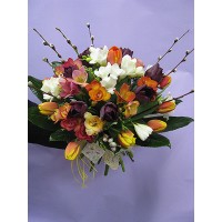 Пъстроцветен букет с 51 стръка лалета и фрезия, аранжиран с нежна зеленина. Букета е без опаковка Пъстроцветен букет с 51 стръка лалета и фрезия, аранжиран с нежна зеленина. Букета е без опаковка