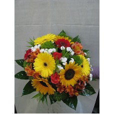 Цветен букет със слънчоглед, гербер, рози и алстромерия