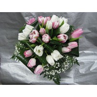 Нежен букет с бели и розови лалета аранжиран с нежна зеленина, гипсофил, листа аспедистра и берграс Нежен букет с бели и розови лалета аранжиран с нежна зеленина, гипсофил, листа аспедистра и берграс