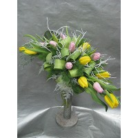Букет с жълти и розови лалета аранжиран с нежна зеленина,, листа аспедистра и бели клони Букет с жълти и розови лалета аранжиран с нежна зеленина,, листа аспедистра и бели клони