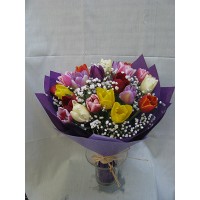 Пъстроцветен пролетен букет с 25 стръка лалета, гипсофил и текстилна опаковка Пъстроцветен пролетен букет с 25 стръка лалета, гипсофил и текстилна опаковка