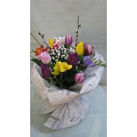 Цветен букет с лалета и фрезия. Аранжиран с нежна зеленина и гипсофил Цветен букет с лалета и фрезия. Аранжиран с нежна зеленина и гипсофил