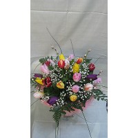 Пъстроцветен пролетен букет с 21 стръка лалета, гипсофил и нежна зеленина Пъстроцветен пролетен букет с 21 стръка лалета, гипсофил и нежна зеленина