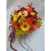 Слънчев есенен букет с рози, гербер, хризантема, солидаго и амарантос аранжиран с клонки шипка и есенни листа Слънчев есенен букет с рози, гербер, хризантема, солидаго и амарантос аранжиран с клонки шипка и есенни листа