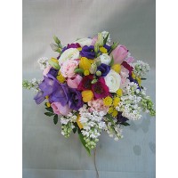 Пъстроцветен пролетен букет с 31 стръка лалета, фрезия, ранункулос, еустома, спрей роза, хризантема сантини и люляк Пъстроцветен пролетен букет с 31 стръка лалета, фрезия, ранункулос, еустома, спрей роза, хризантема сантини и люляк