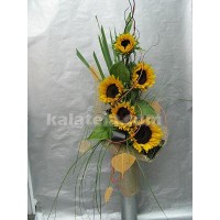 Букет 5 бр. слънчогледи, аранжиран с клони салекс, листа корделине и берграс Букет 5 бр. слънчогледи, аранжиран с клони салекс, листа корделине и берграс