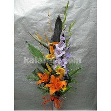 Елегантен букет във височина със стрелиция, лилиум, гербер и гладиола 