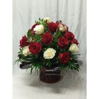 Кошница с прекрасни бели и червени рози.