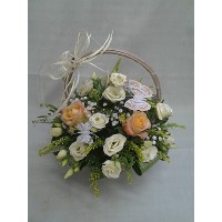 Кошница с лизянтос и рози