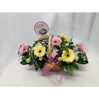 Нежни гербери в кошница