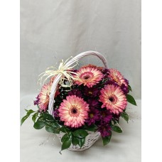 Кошница с гербер и хризантема