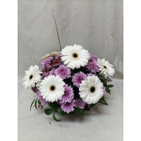 Кошница с гербер и хризантема