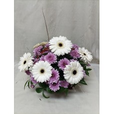 Кошница с гербер и хризантема