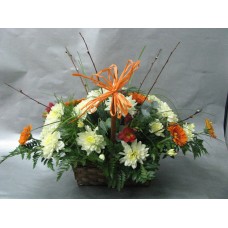 Кремава и оранжева хризантема аранжирани в кошница