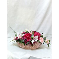 Кошница  с цимбидиум, алстромерия и еустома.