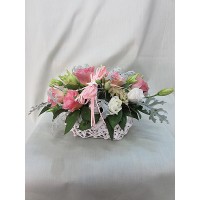 Кошница с прекрасни бели и розови еустоми