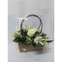 Кошница с бели рози и ароматен лилиум