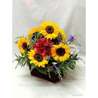 Кошница със слънчеви слънчогледи , алстромерия и еустома