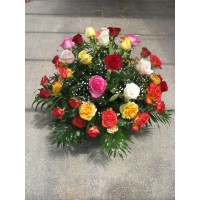 Кошница с 51 бр. пъстроцветни рози