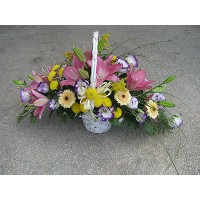 Кошница с 3 бр. розов лилиум, 7 бр. гербери, 3 бр. жълта хризантема и 5 бр. еустома бяло и лилаво.