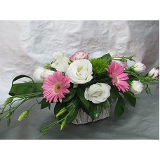 Кошничка с 3 бр. мини гербер и 3 бр. еустома.