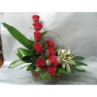 Изискана кошница с рози, карамфил и ананас.