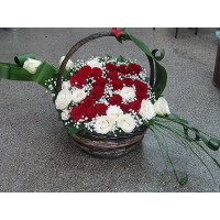 Кошница цифра 25 с 21 бр. червени рози и 12 бр. бели рози.