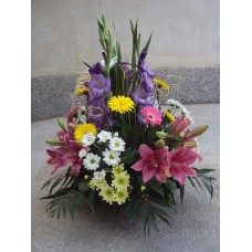 Кошница с 3 бр. лилиум, 9 бр. гербер, 6 бр. хризантема и 3 бр. гладиол.