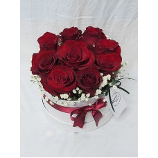 Букет 9 бр. прекрасни червени рози, аранжирани в кутия.