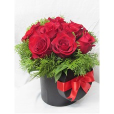 Букет 7 бр прекрасни червени рози, аранжирани в кутия