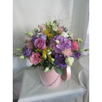 Усещане за лилаво. Микс от рози, хортензия и еустома ,аранжирани в стилна нежно розова кутия. соната Усещане за лилаво. Микс от рози, хортензия и еустома ,аранжирани в стилна нежно розова кутия. соната