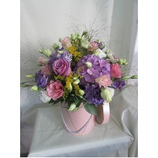 Усещане за лилаво. Микс от рози, хортензия и еустома ,аранжирани в стилна нежно розова кутия. соната